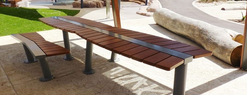 Outdoor Varnish Bench in Steel Frame and Table